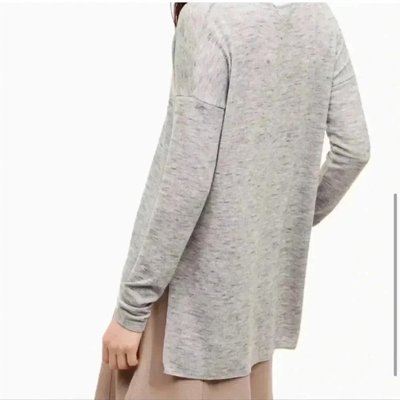 Aritzia - Wilfred Sherbrooke V-Neck  Side Slit Top - Picture 3 of 7